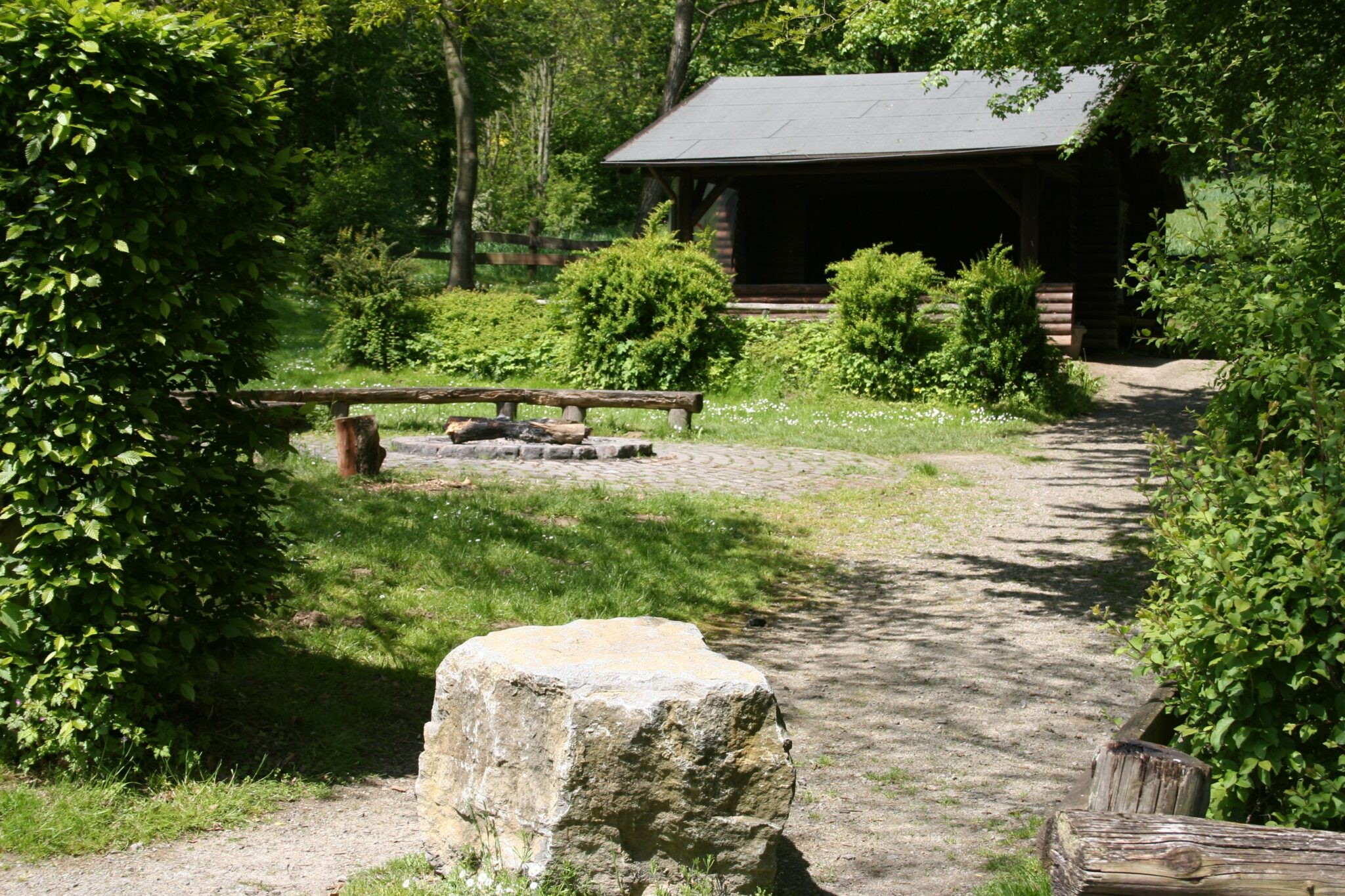 Schutzhütte im Wiesengrund